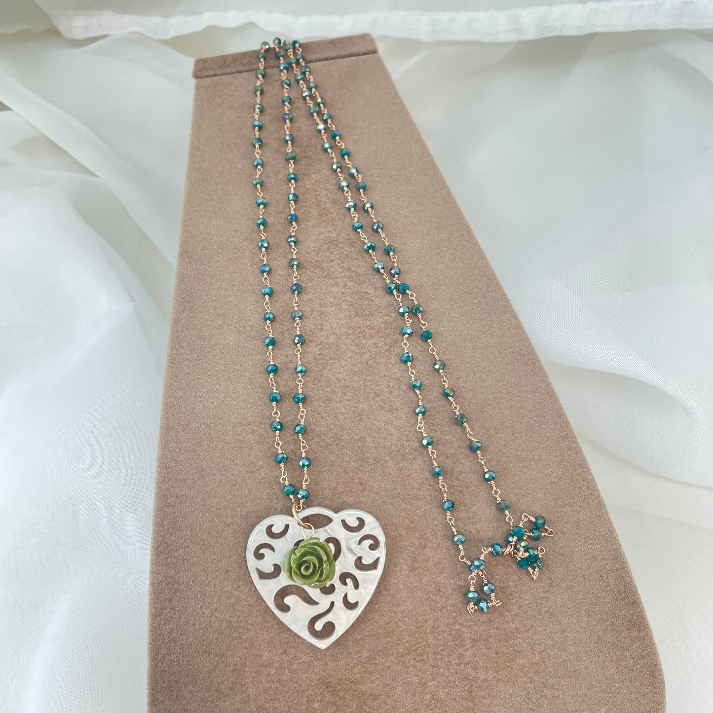 Collana cristalli verde smeraldo incatenati su base metallo bagnato oro rosa cm 90 - Lumiere Bijoux