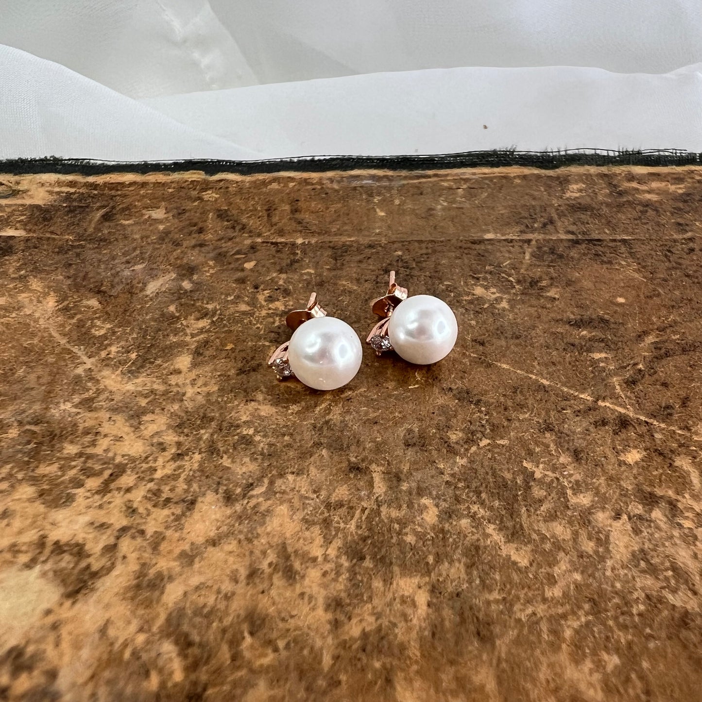 Coppia orecchini micro punto luce a lobo con perla tonda bianca diametro 0,5 cm - Lumiere Bijoux