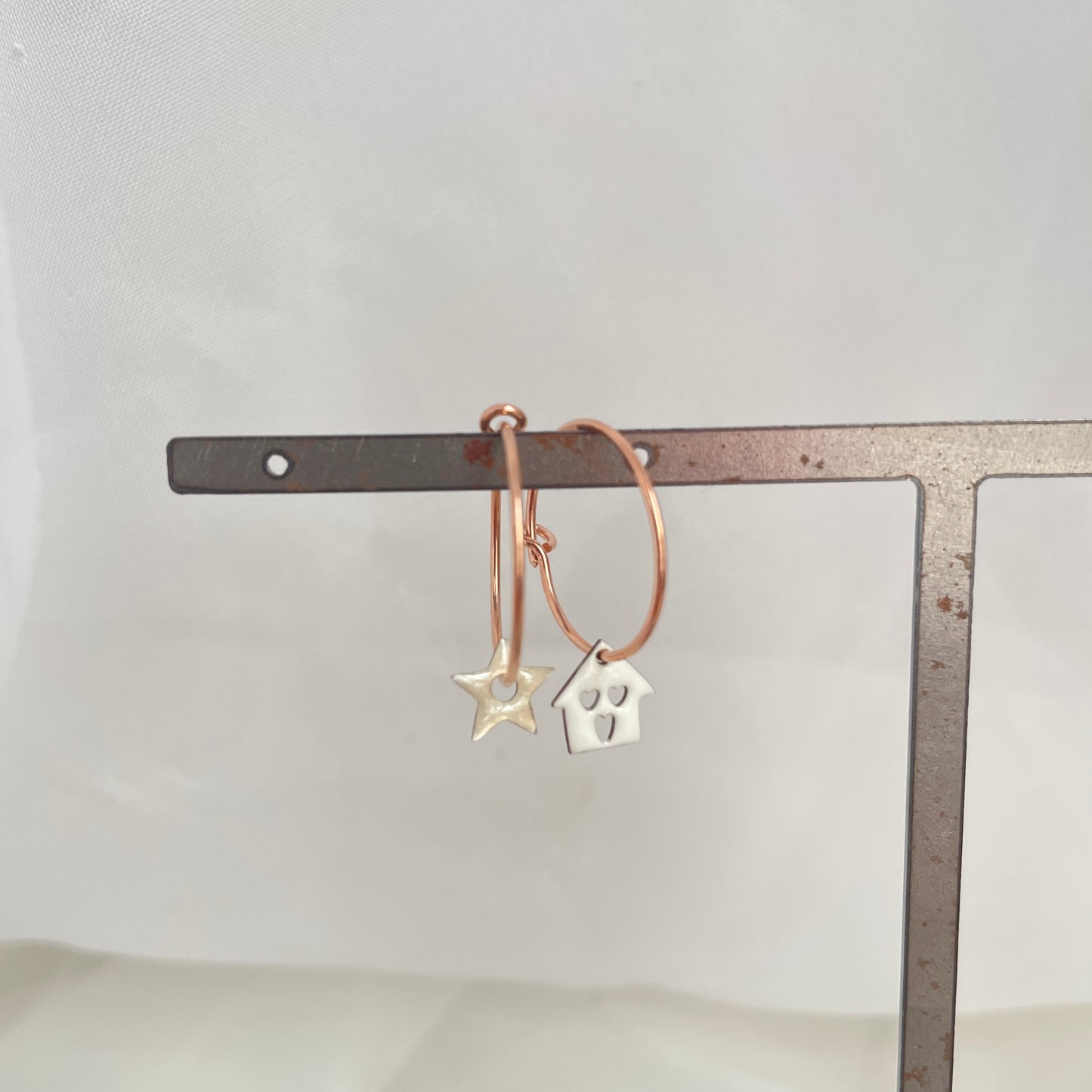 Coppia orecchini cerchio a filo da 2 cm con soggetto smaltato - pezzi unici - Lumiere Bijoux