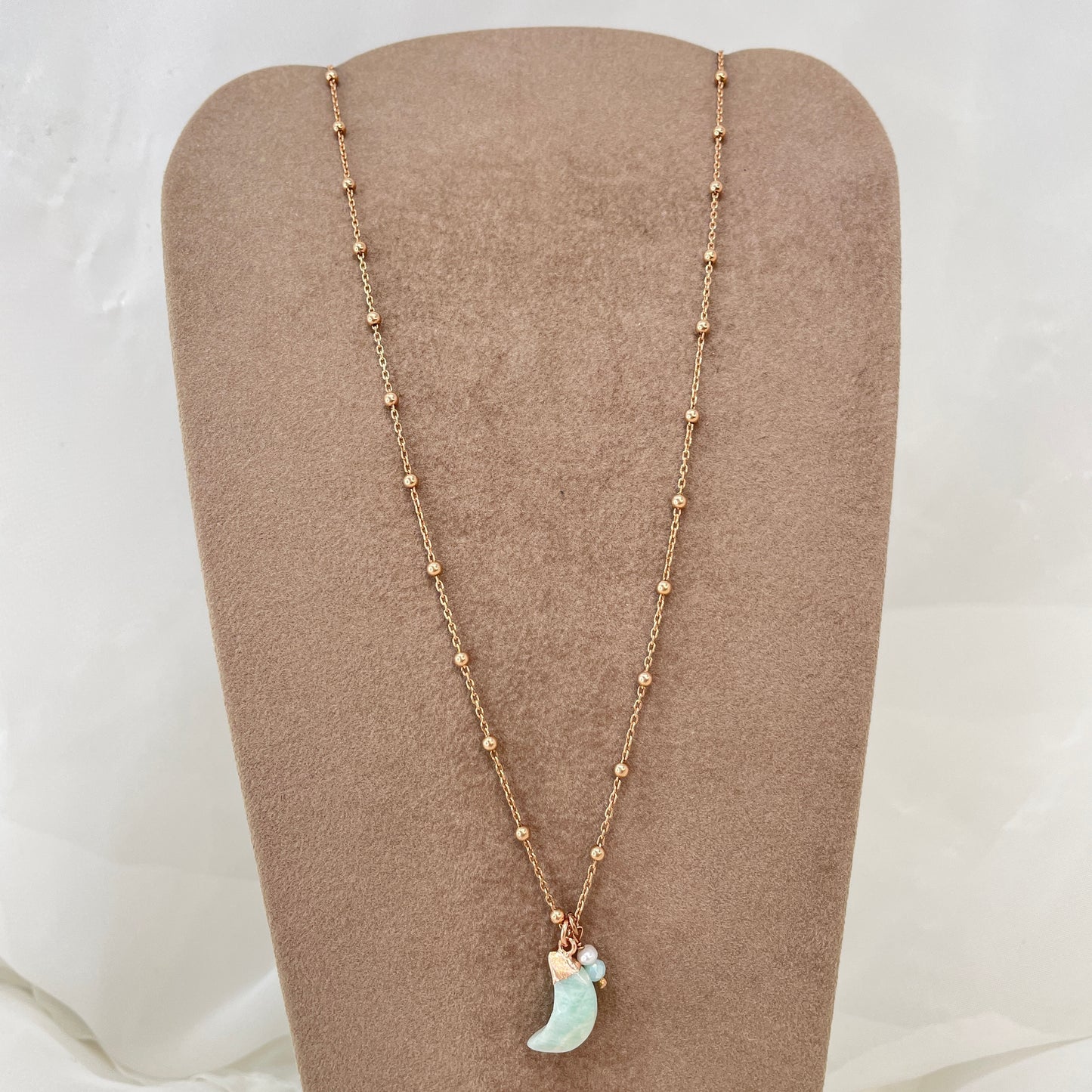 Collana catena rosario cm 50 con pietra a forma di luna acqua marina, cristallo e perla pendente - Lumiere Bijoux