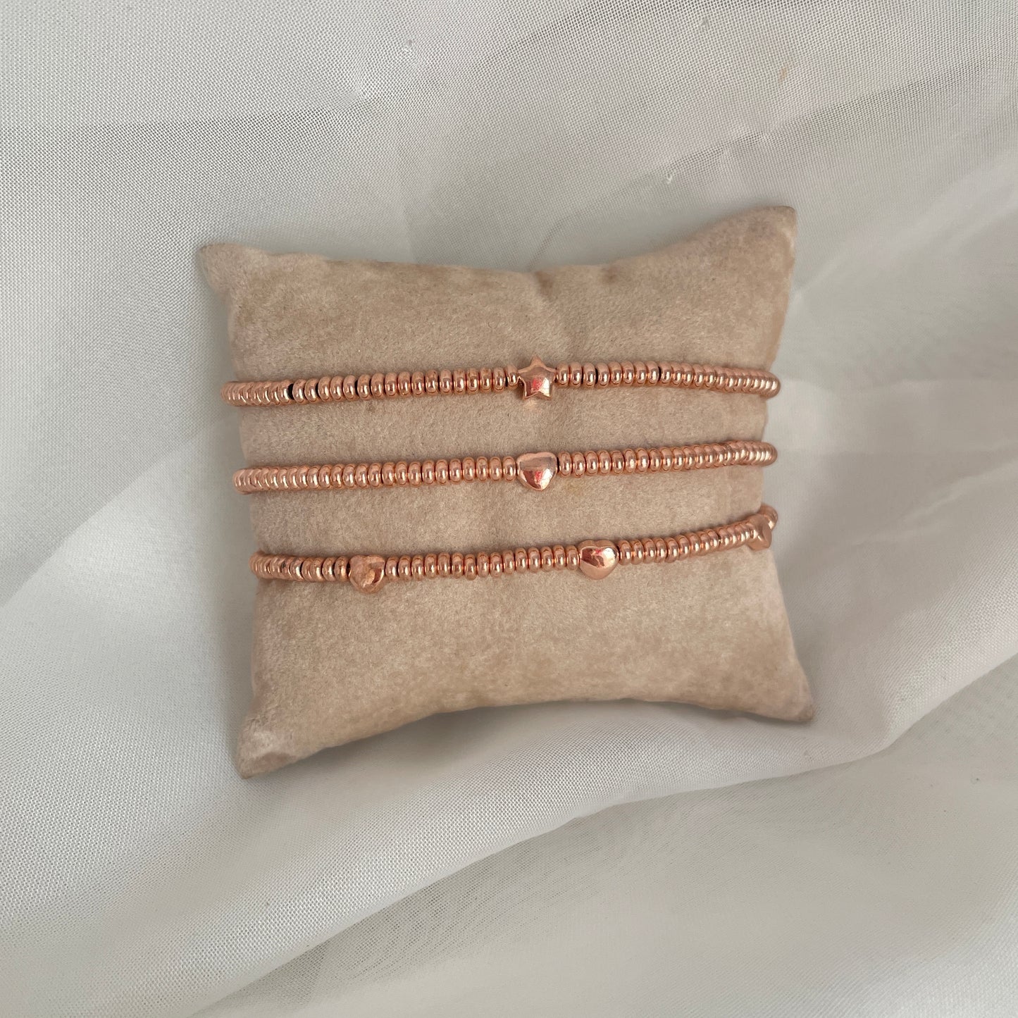 Bracciale sfere schiacciate rosè con cuore, cuori o stella in linea - pezzi unici