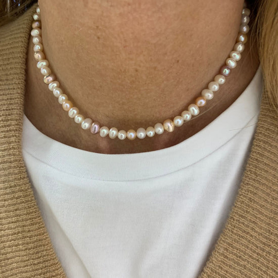 Collana perle tonde irregolari multicolore bianco, rosa, lilla e beige cm 35 più 5 di allungamento rosè