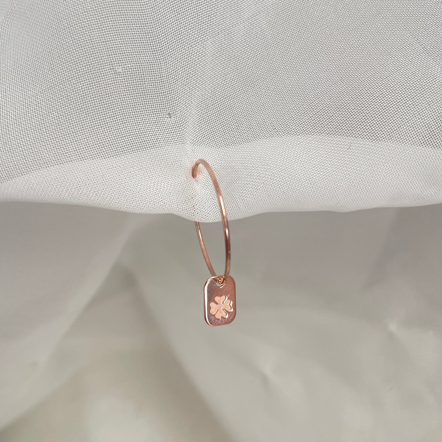 Orecchini cerchio Noisette con targhetta cuore stella quadrifoglio o sorridi argento rosé - Lumiere Bijoux