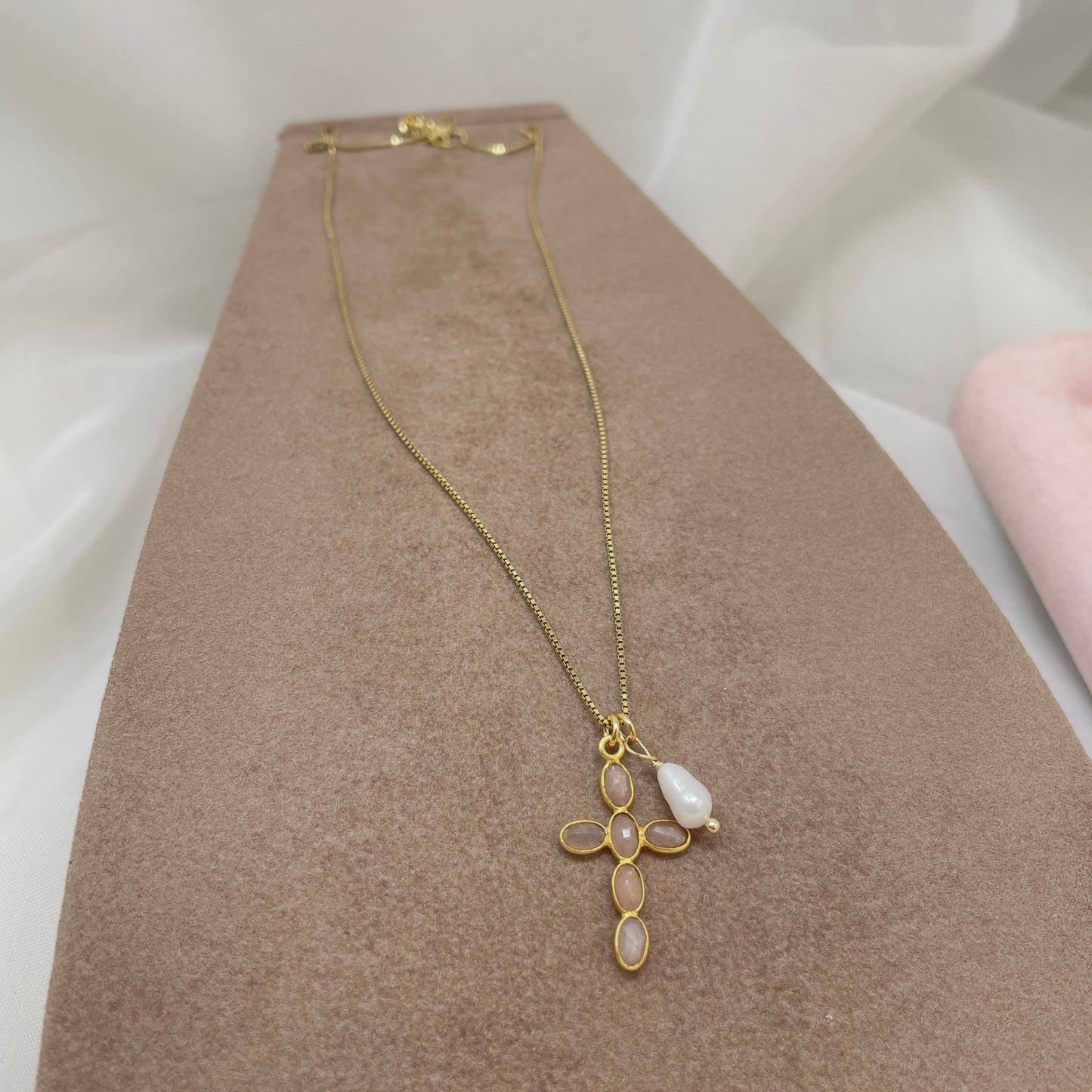 Collana catena veneziana cm 50 oro giallo croce con pietre pietra di luna e perla ovale irregolare bianca - Lumiere Bijoux