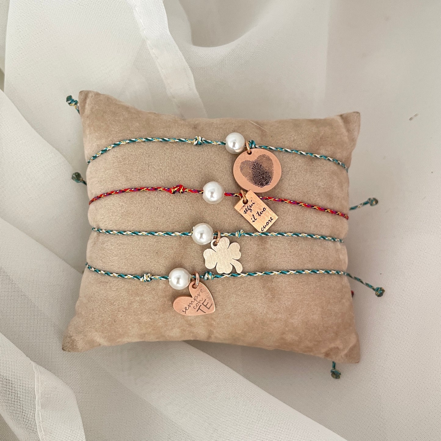 Bracciale cordino regolabile colorato con perla e soggetto o frase emozionale - pezzi unico - Lumiere Bijoux