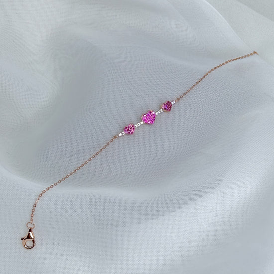 Bracciale catena rosè punti luce bianchi cuori zirconi fucsia cm 17