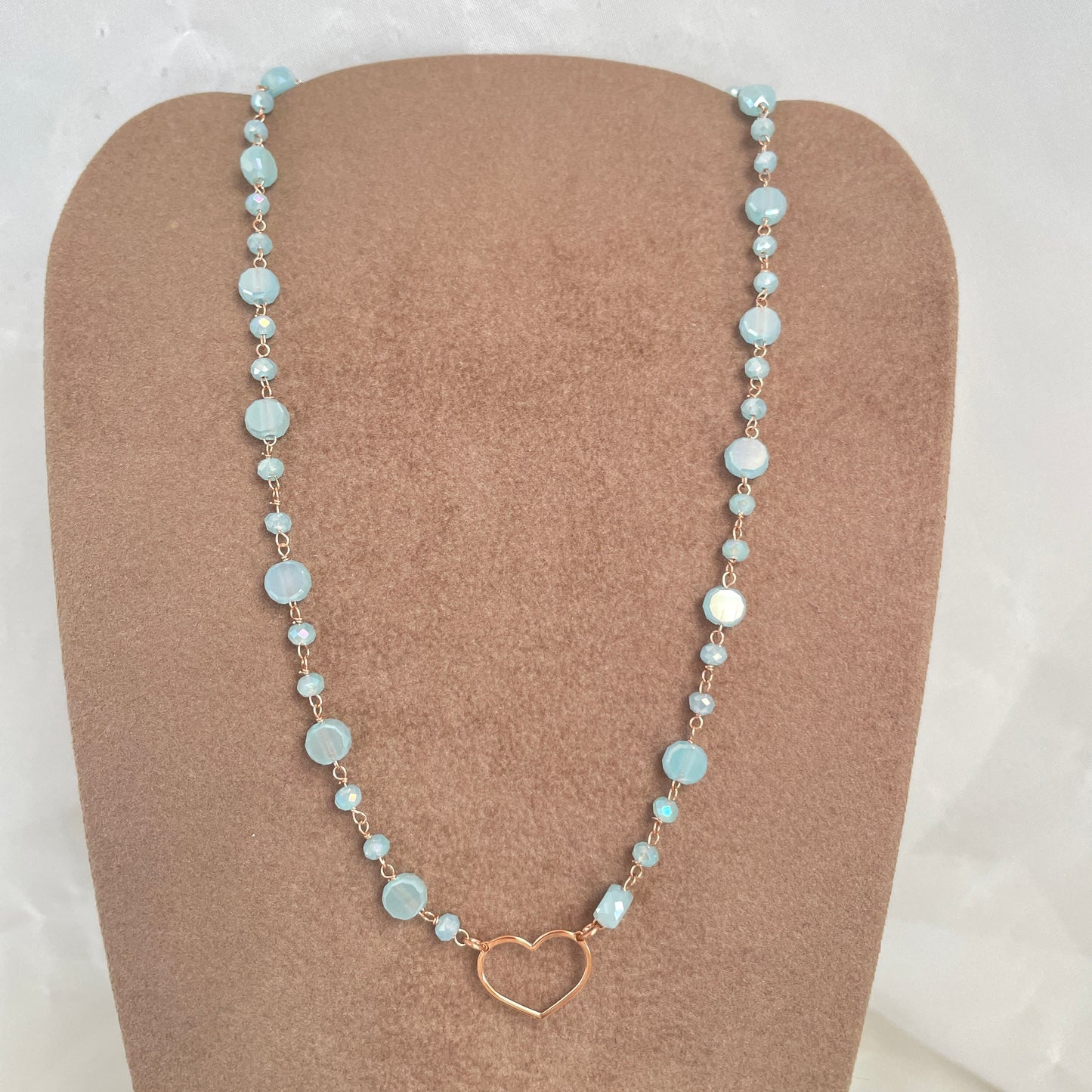 Collana cristalli multiformi ottanio e azzurro chiaro con cuore vuoto in linea cm 35 - pezzi unici - Lumiere Bijoux