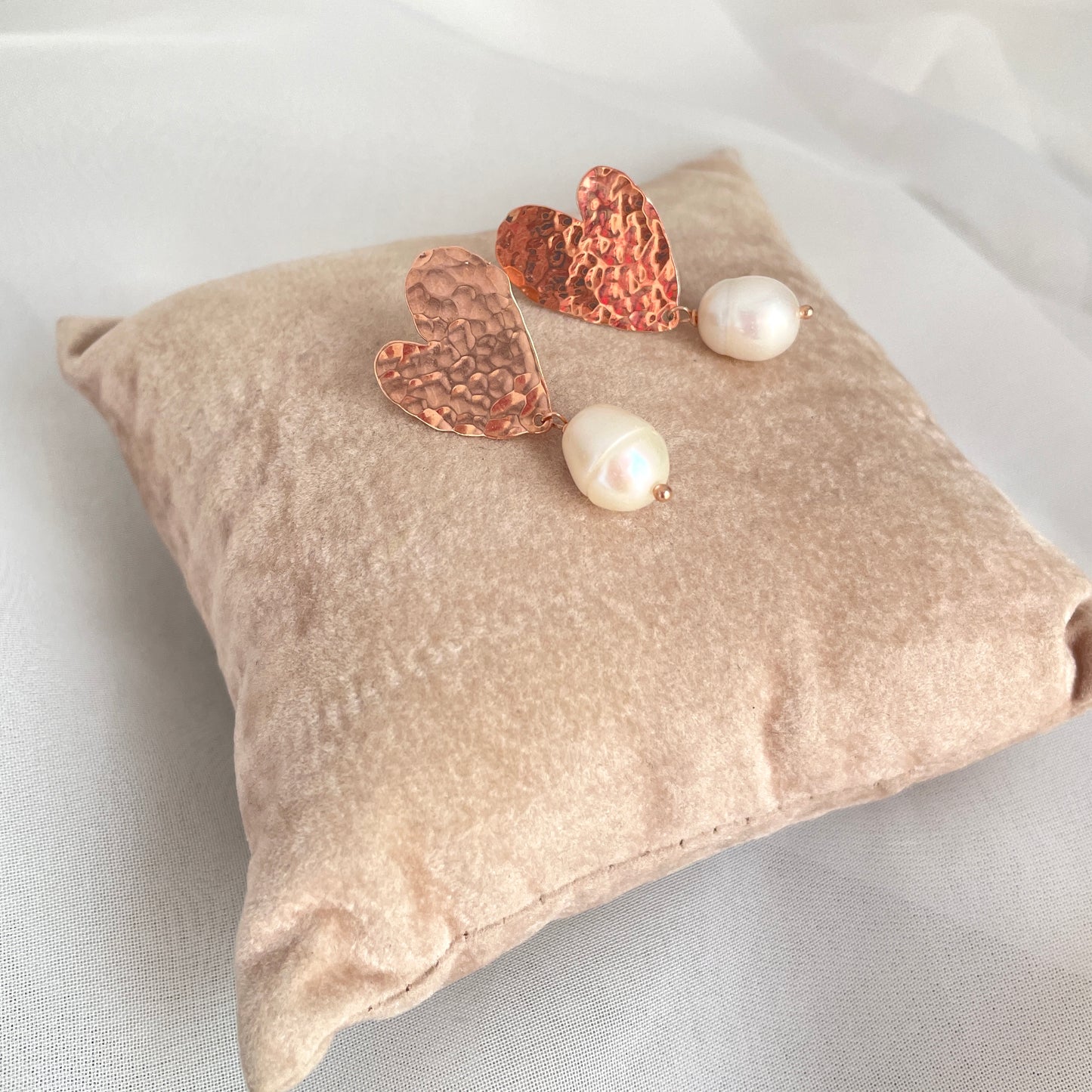 Coppia orecchini a lobo cuore GITANA da 2 cm rosè con perla ovale rosa o bianca - pezzi unici - Lumiere Bijoux