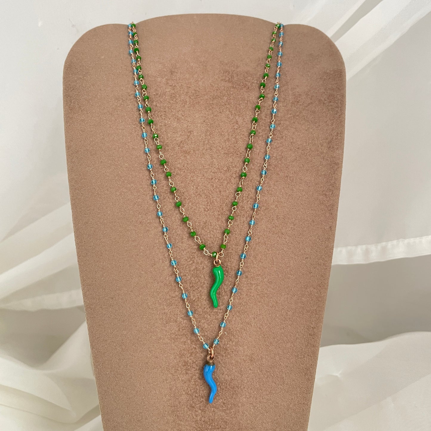 Collana micro cristalli colorati cm 40 con cornetto smaltato - pezzi unici - Lumiere Bijoux