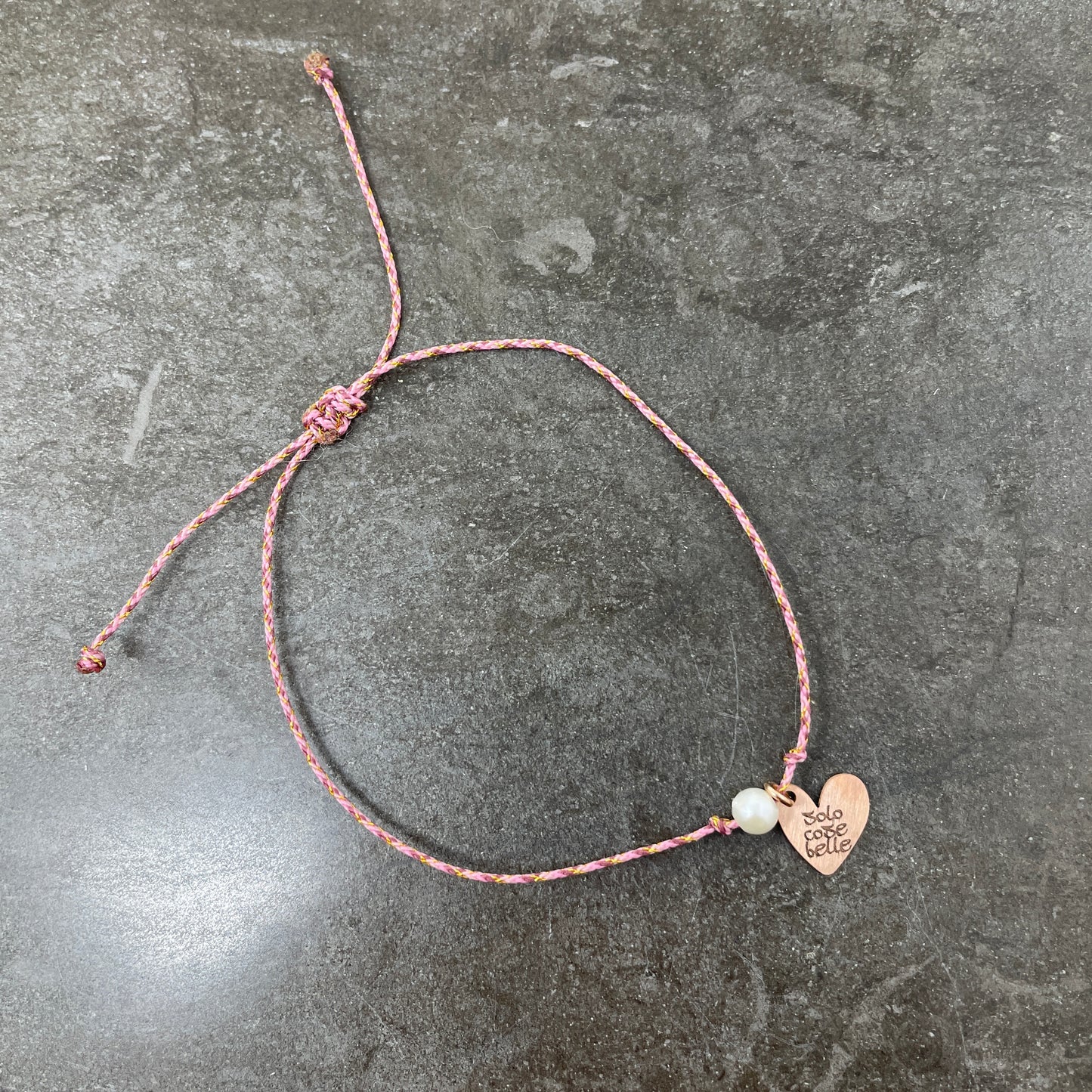 Bracciale cordino regolabile multicolore con perla bianca e cuore da 1 cm rosè con inciso SOLO COSE BELLE