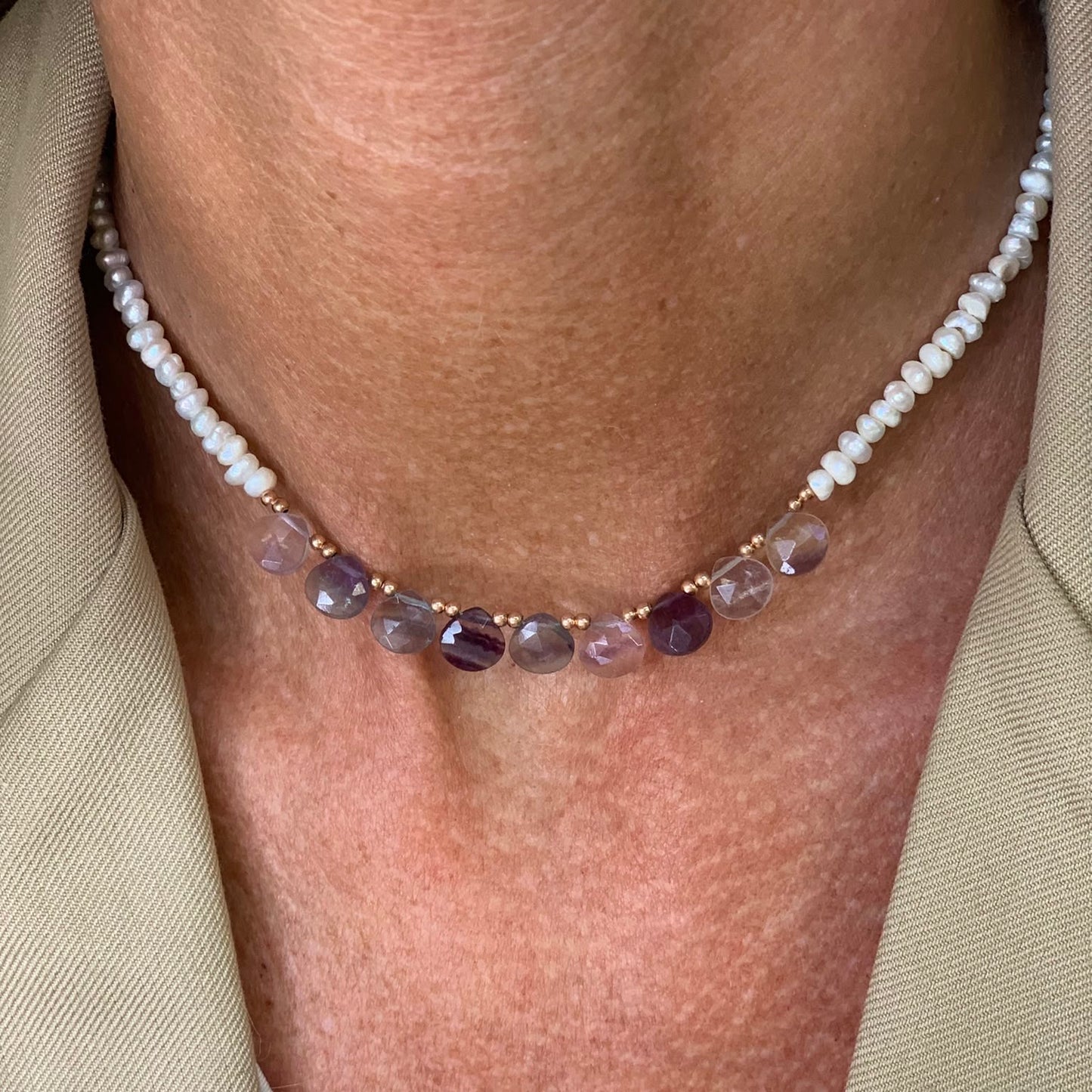 Collana Panarea perle conchiglia irregolari bianche e pietre cm 36 - Lumiere Bijoux