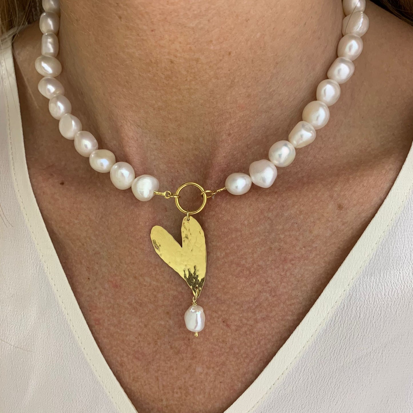 Collana maxi perle barocche bianche con maxi cuore battuto pendente bagno d’oro giallo cm 38