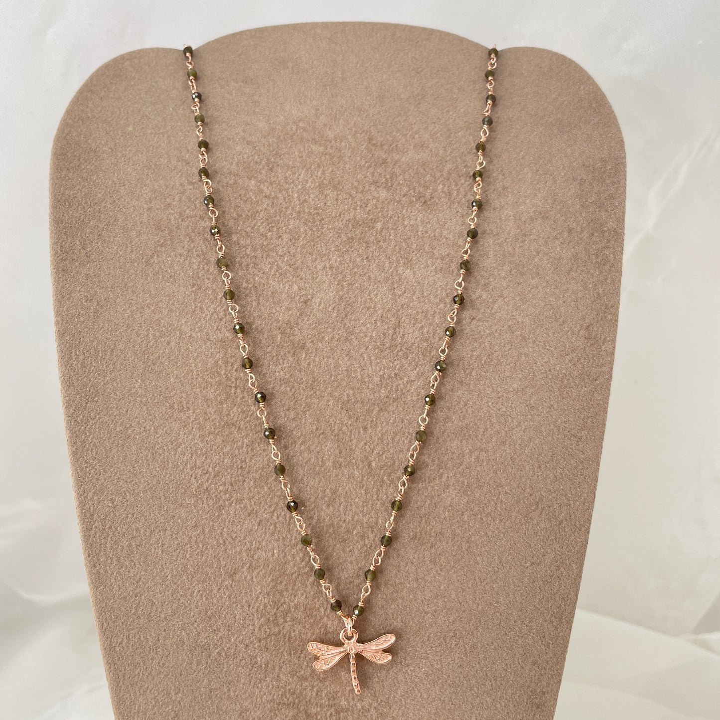 Collana micro cristalli verde oliva con libellula rosè cm 40 - pezzo unico - Lumiere Bijoux