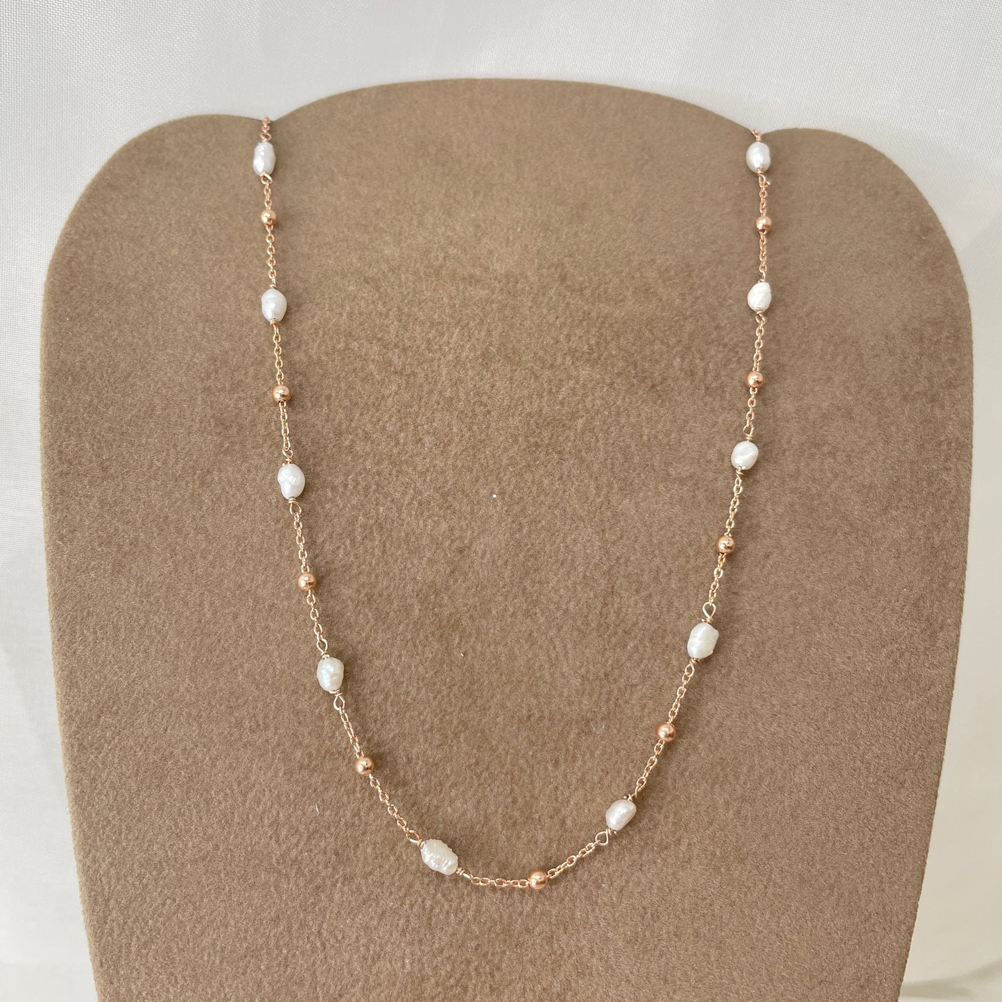 Collana micro perle risino irregolari bianche alternate a sfere rose cm 33 - Lumiere Bijoux