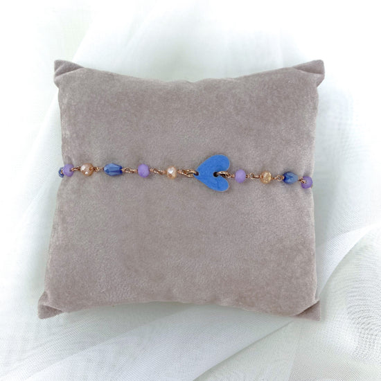 Bracciale cristalli lilla, blu e beige con cuore smaltato azzurro polvere madreperla