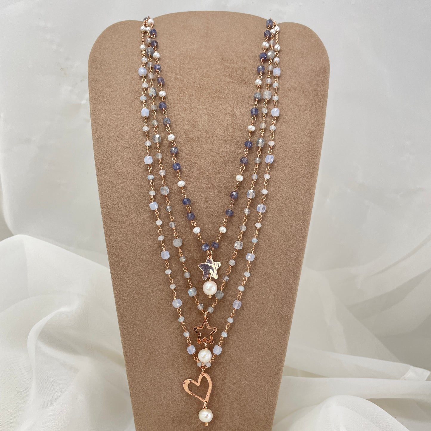 Collana cm 70 rado perle e pietre naturali cubiche acqua marina, tanzanite blu, labradorite con soggetto battuto - Lumiere Bijoux