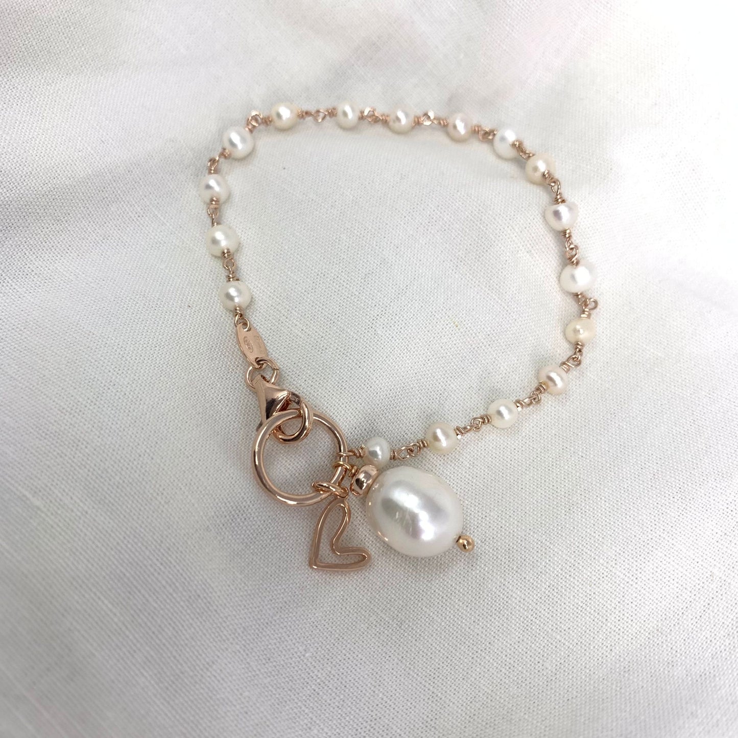 Bracciale perle bianche da 2 mm rosè con perla barocca e cuore vuoto Capri piccolo