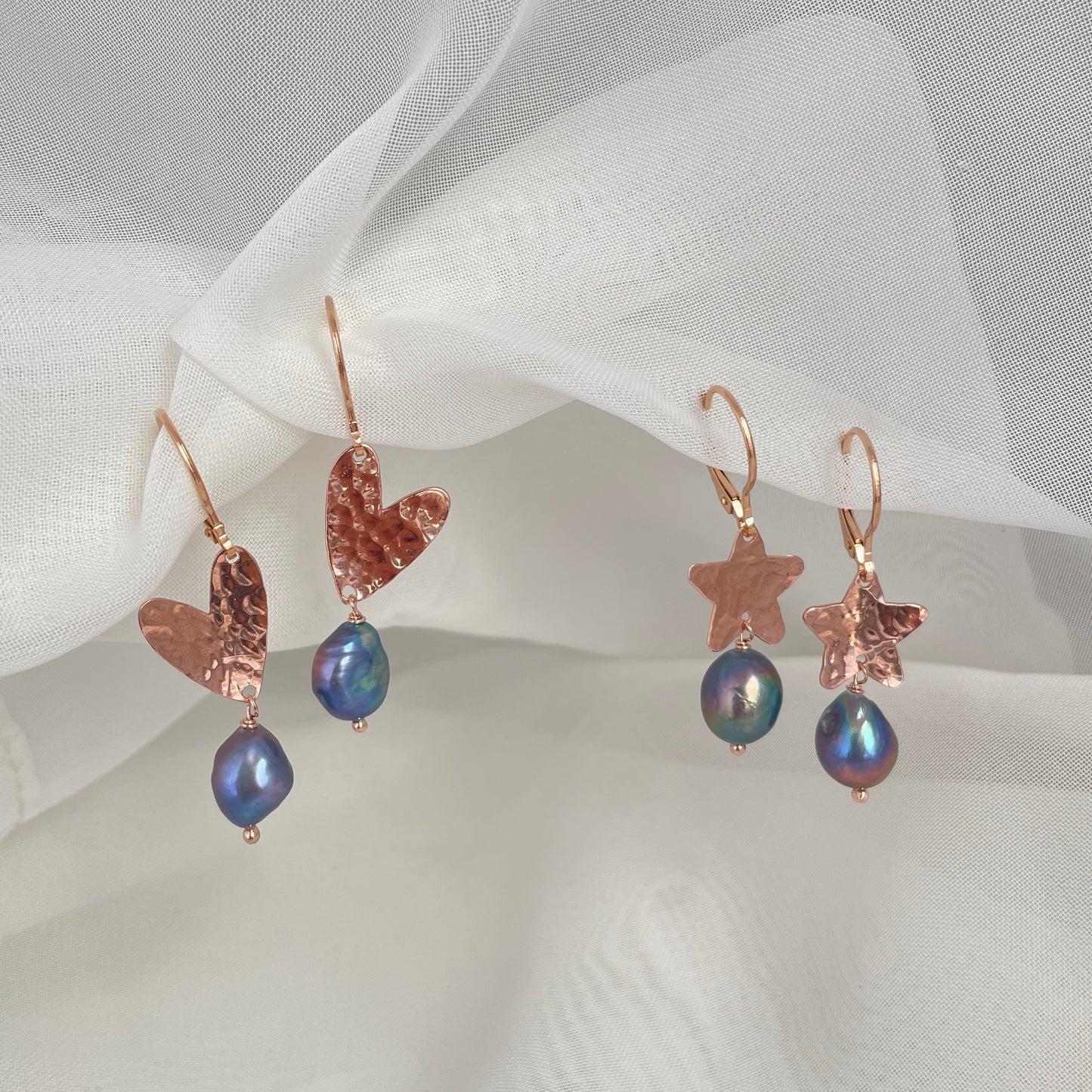 Coppia orecchini monachella con cuore allungato o stella battuta e perla ovale irregolare nera - Lumiere Bijoux