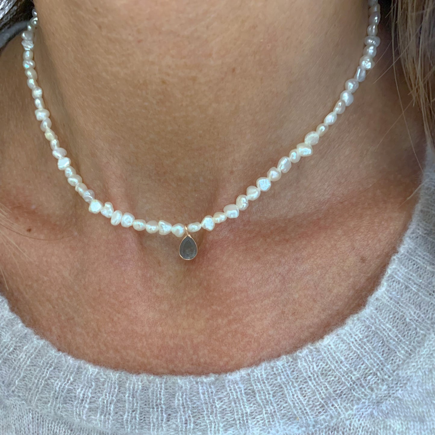 Collana cm 38 perle pepita bianche irregolari da 4mm con pietra di luna/labradorite goccia