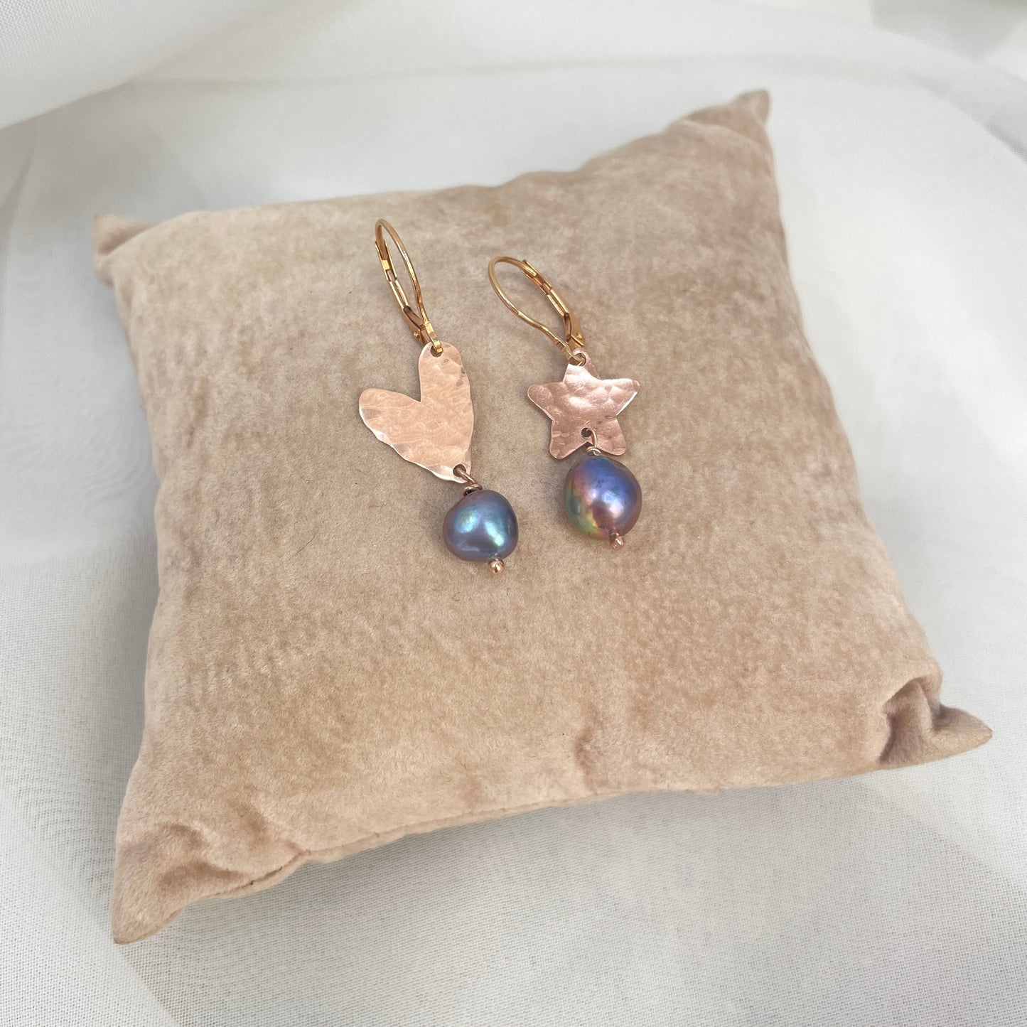 Coppia orecchini monachella con cuore sweet o stella battuta e perla ovale irregolare nera - Lumiere Bijoux