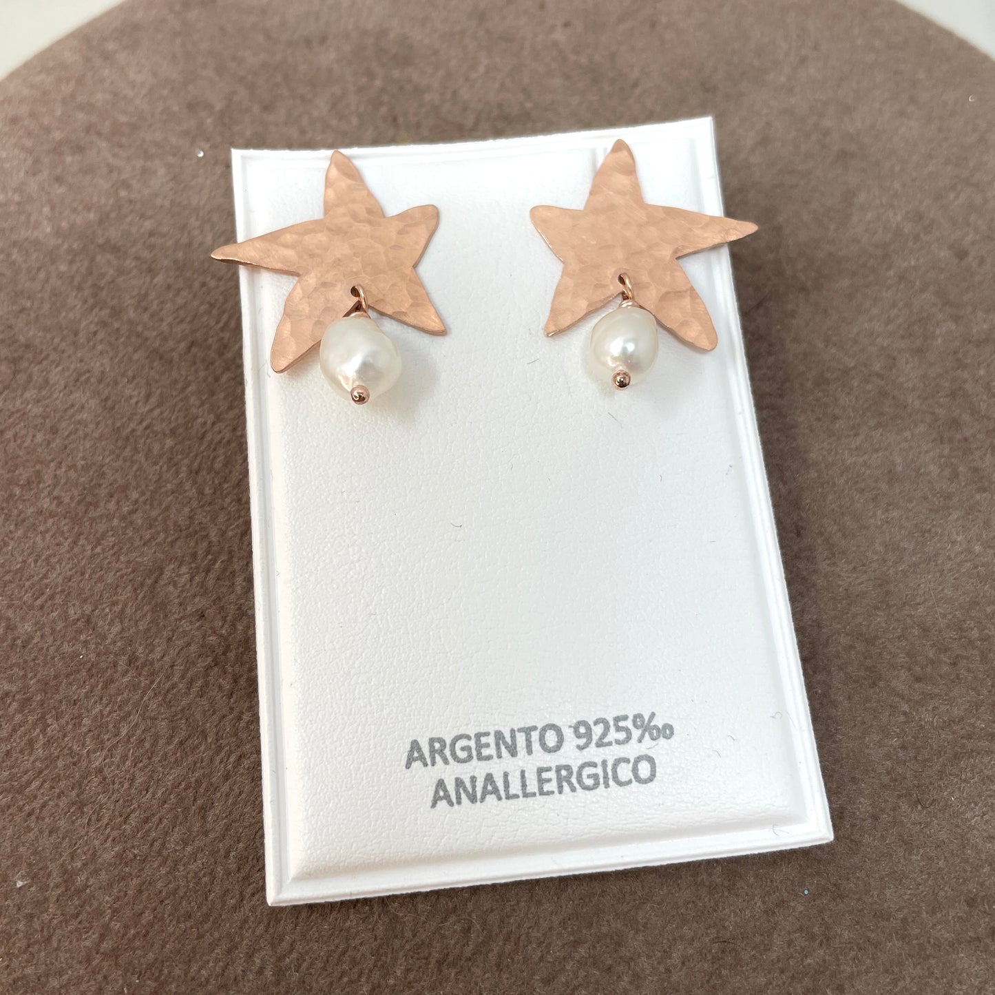 Coppia orecchini a lobo stelle battute satinate da 2 cm con perla ovale irregolare bianca - Lumiere Bijoux