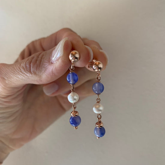 Coppia orecchini pendenti 5 cm con perle bianche e pietre naturali blu base rosè