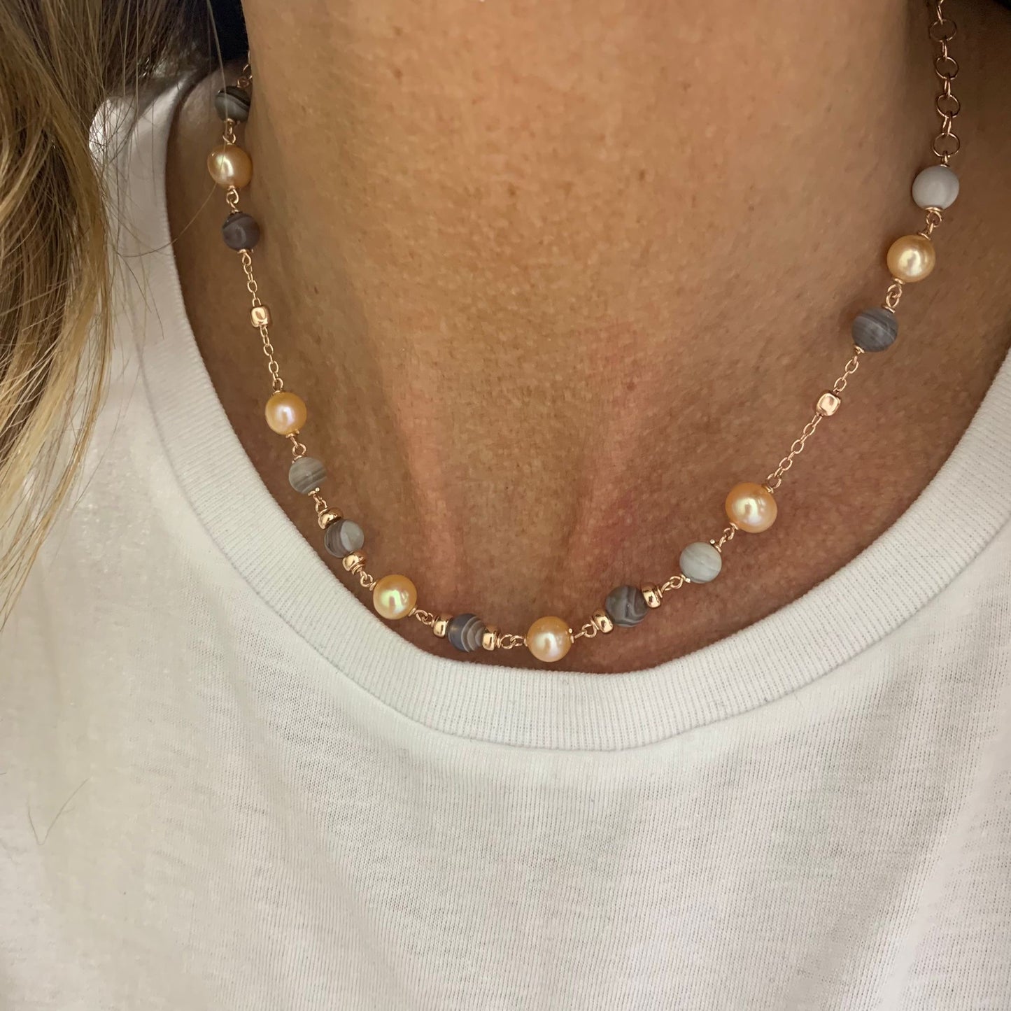 Collana perle rosa e pietre naturali sul grigio cm 38 più 5 di allungamento rosè