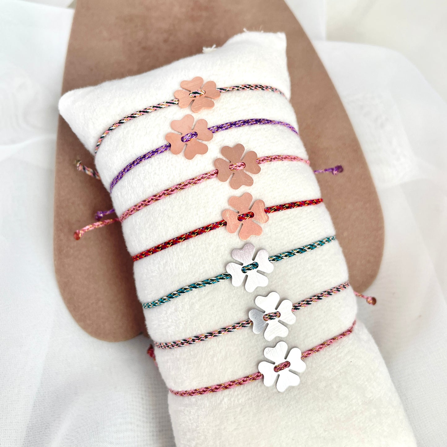 Bracciale cordino regolabile colorato con quadrifoglio satinato da 1.2 cm rosè o argento bianco - Lumiere Bijoux