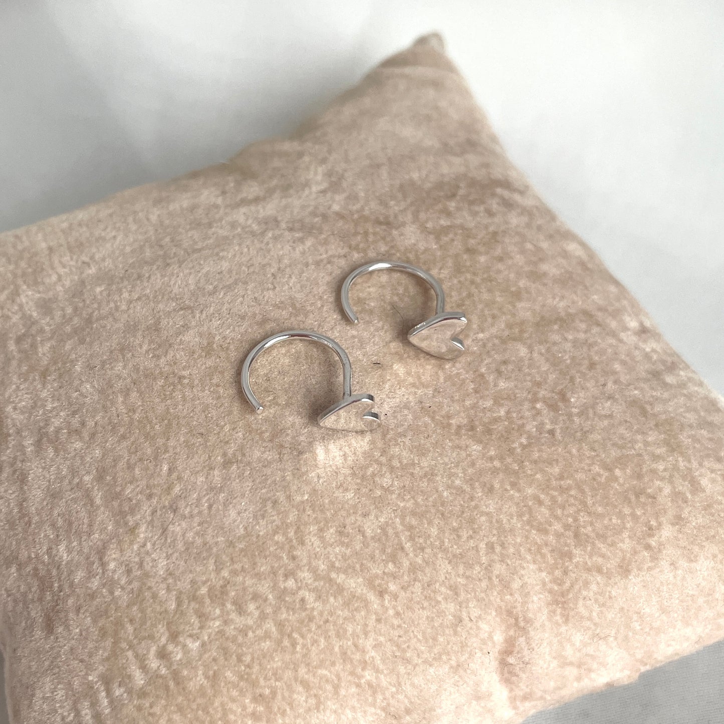 Coppia orecchini cerchi a filo avvolgi lobo con micro cuore - Lumiere Bijoux