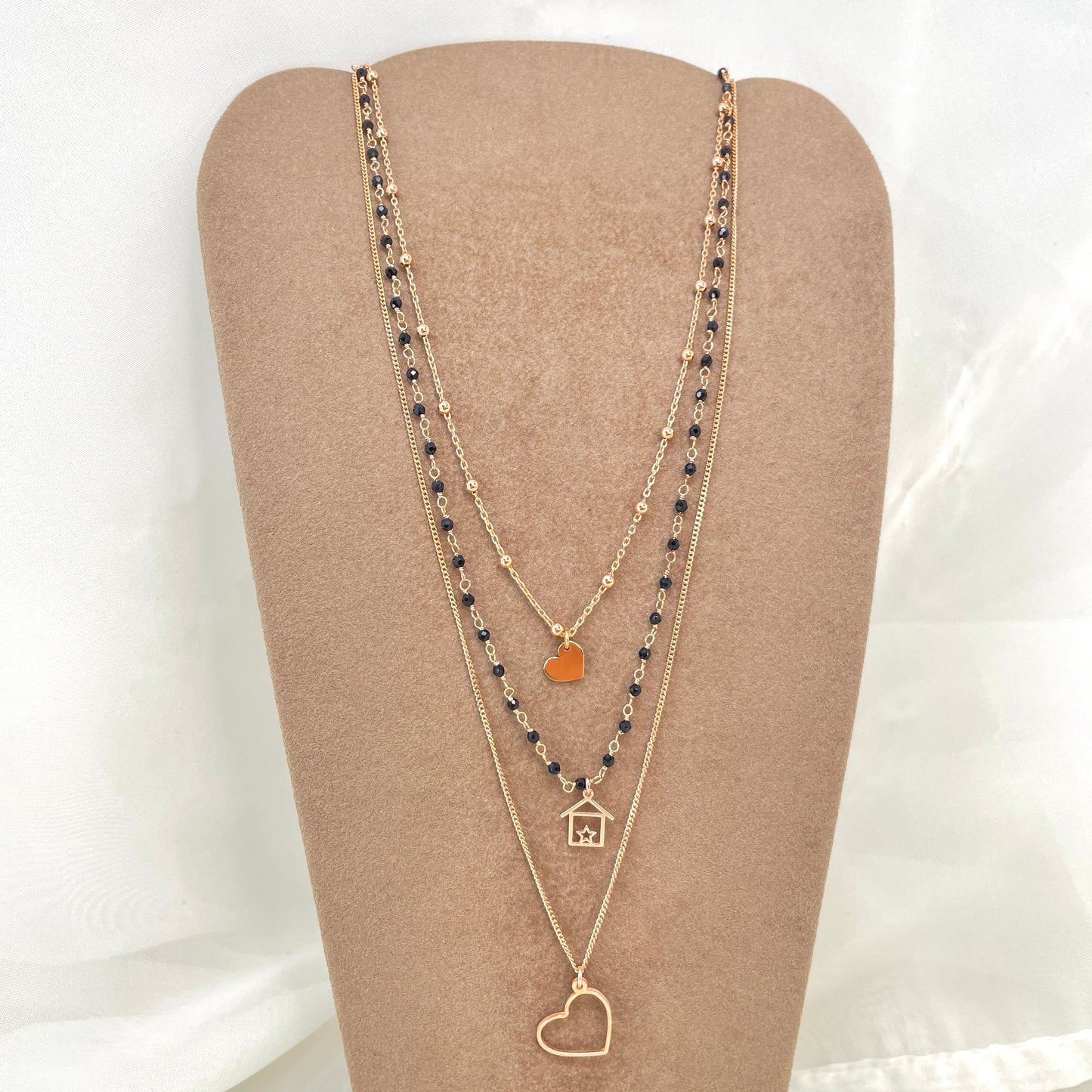 Collana tre fili micro cristalli neri, ciondoli cuore, casetta stilizzata e cuore vuoto - Lumiere Bijoux