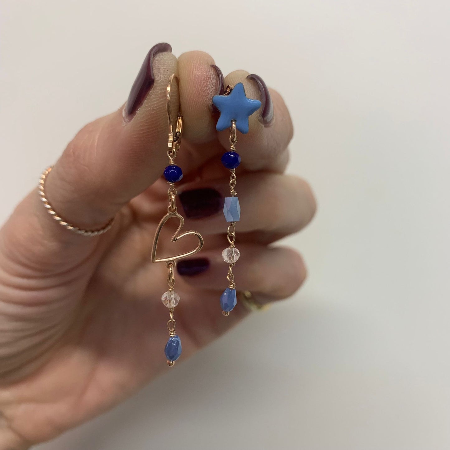 Coppia orecchini a lobo stella da 0,8 mm smaltata azzurro polvere, cuore mikonos e cristalli blu, azzurro polvere, trasparente - pezzo unico