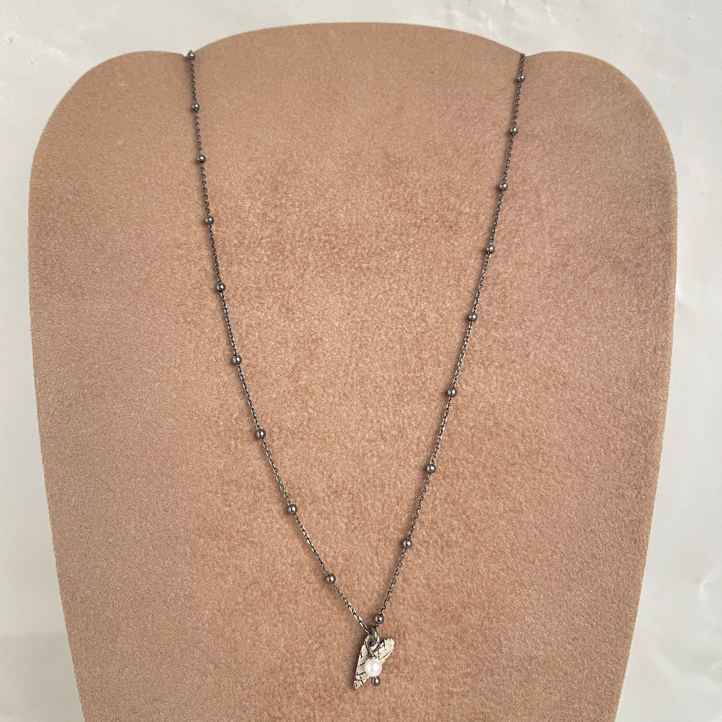 Collana catena micro rosario rutenio cm 35 con cuore allungato argento naturale e piccola perla - pezzo unico - Lumiere Bijoux