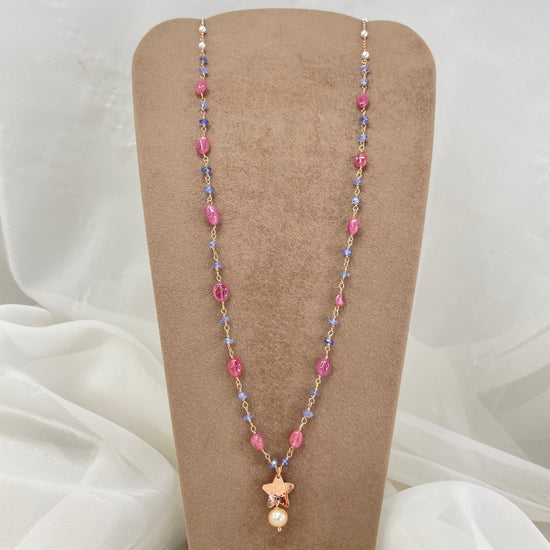 Collana cm 70 rado perle e pietre rubino perle sintetiche e tanzanite blu zaffiri rosa con soggetto battuto - Lumiere Bijoux