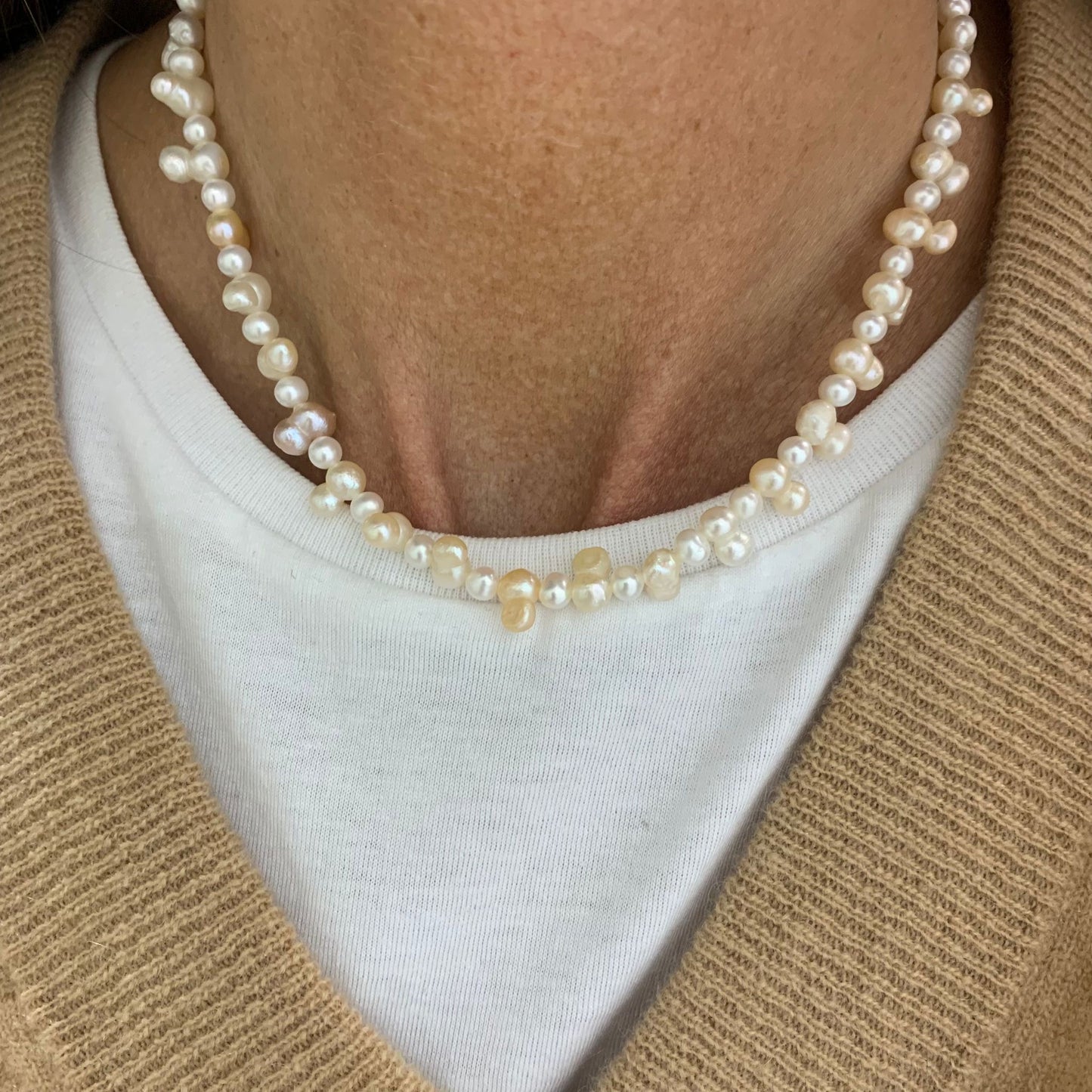 COLLANA IN LANA COTTA CON PERLE DI VETRO E DOPPIO FILO DI PERLINE – Cuore  d'oriente