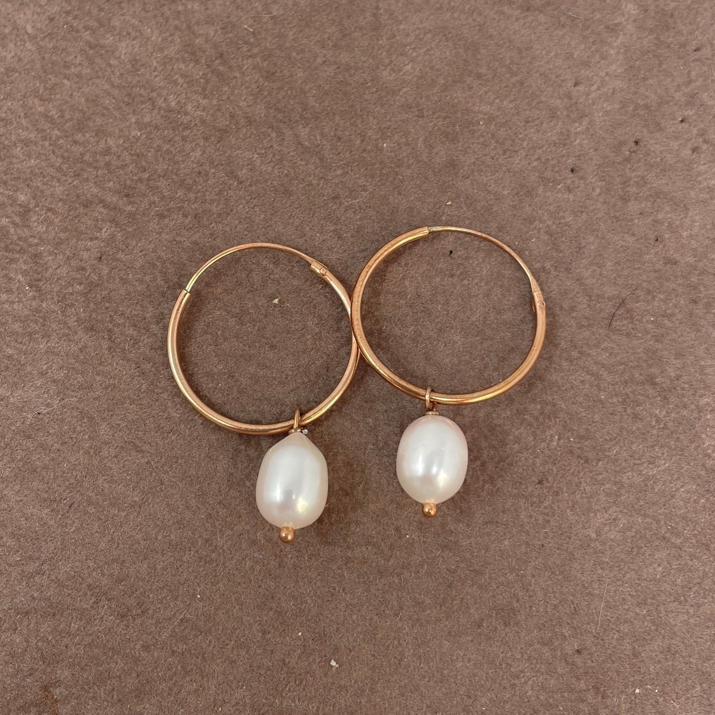 Coppia orecchini cerchio a filo da 2 cm ad incastro con perla ovale da 0,8 mm - Lumiere Bijoux