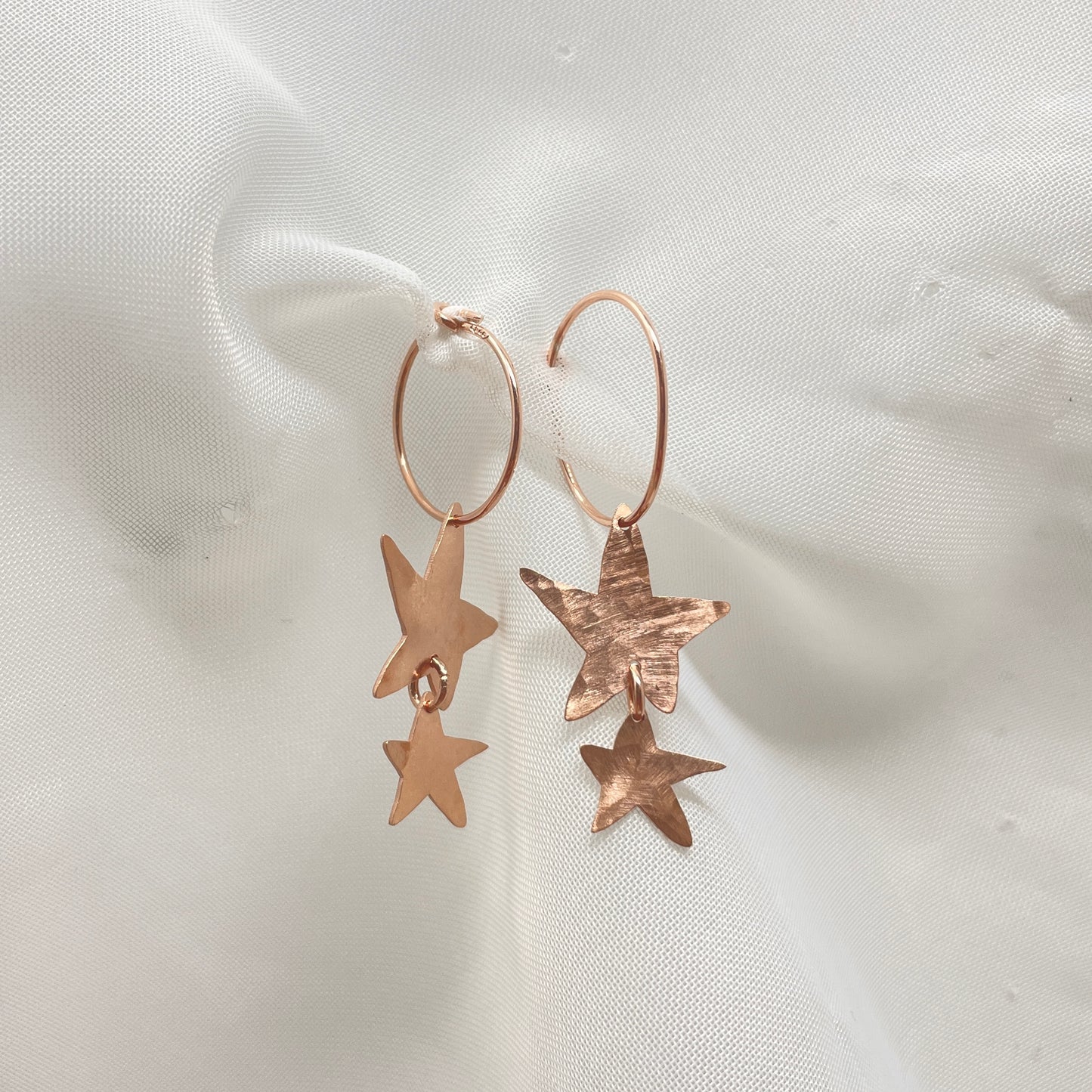 Coppia cerchio a filo da 1,5 cm con stelle battute irregolari satinate - Lumiere Bijoux
