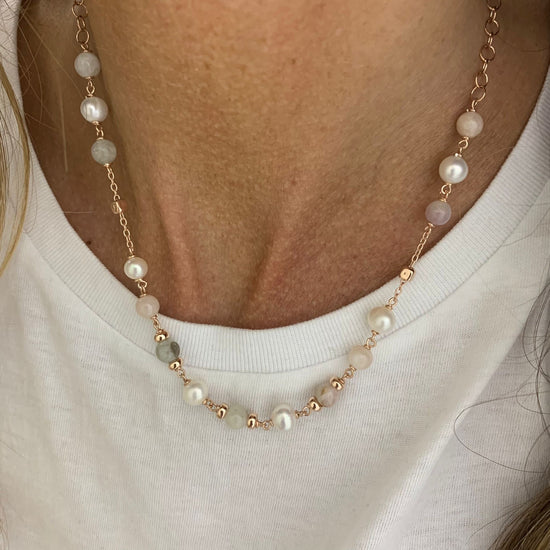Collana perle bianche e pietre color pastello cm 38 più 5 di allungamento rosè