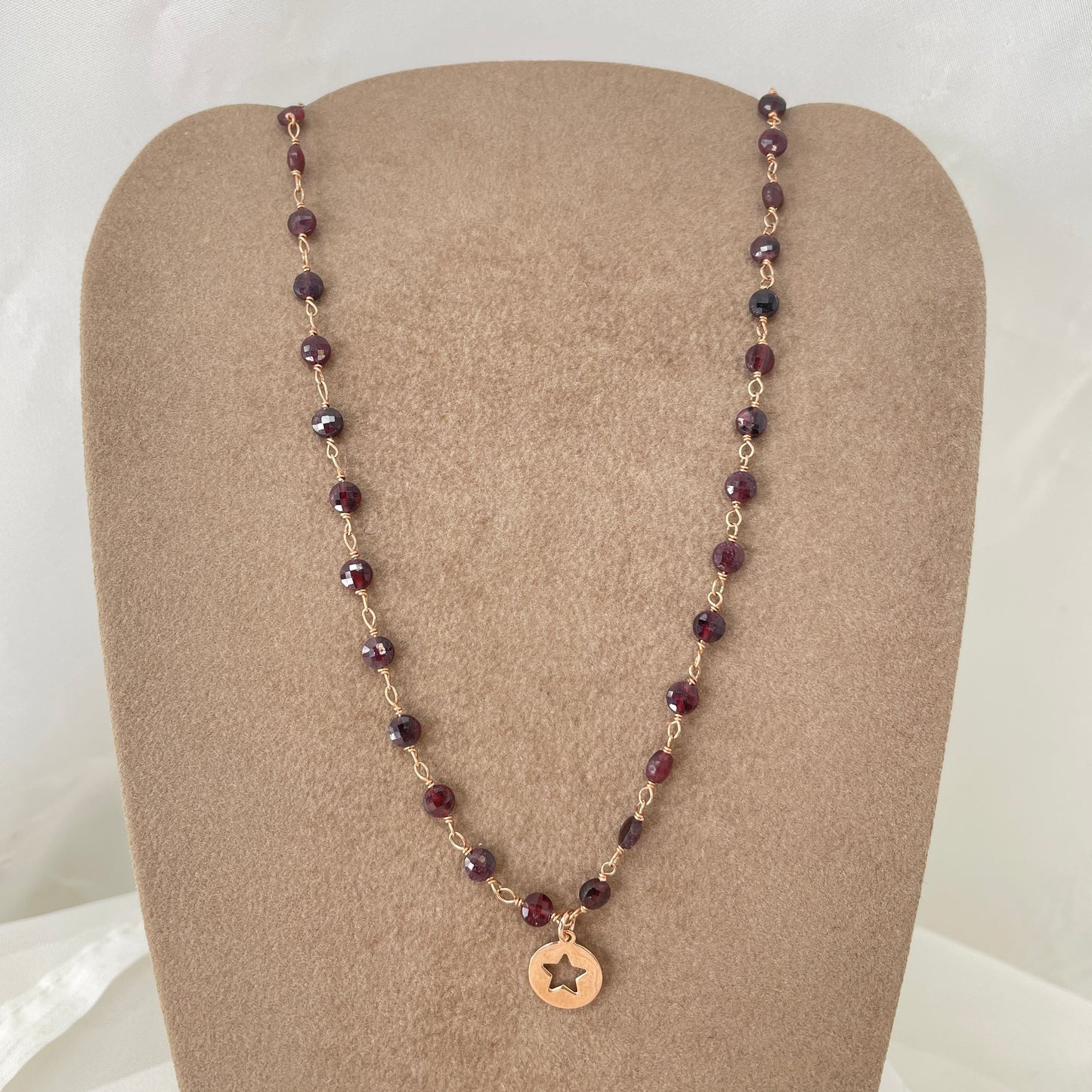 Collana pietre granato cm 35 con cialdina con stella traforata da 1 cm - pezzo unico - Lumiere Bijoux