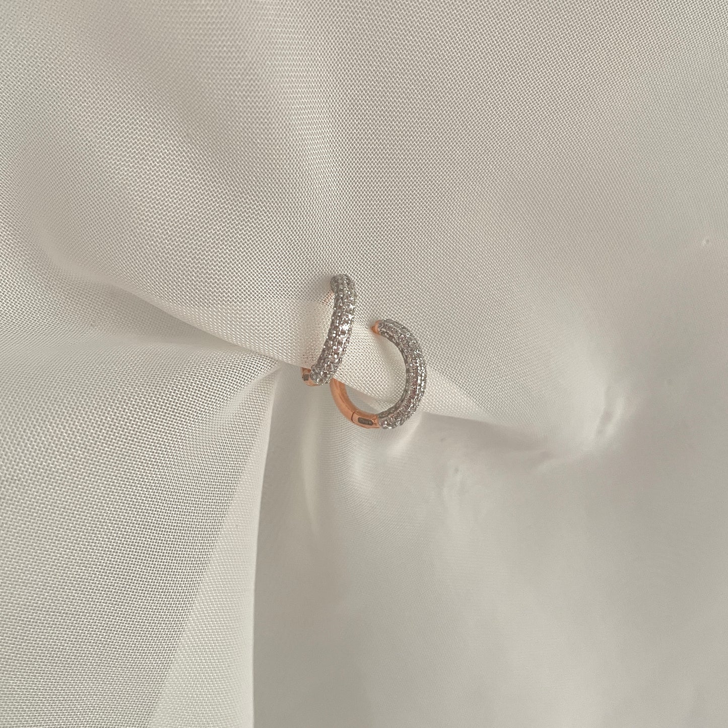 Coppia orecchini cerchi da 1 cm zirconi bianchi base rosè - pezzo unico