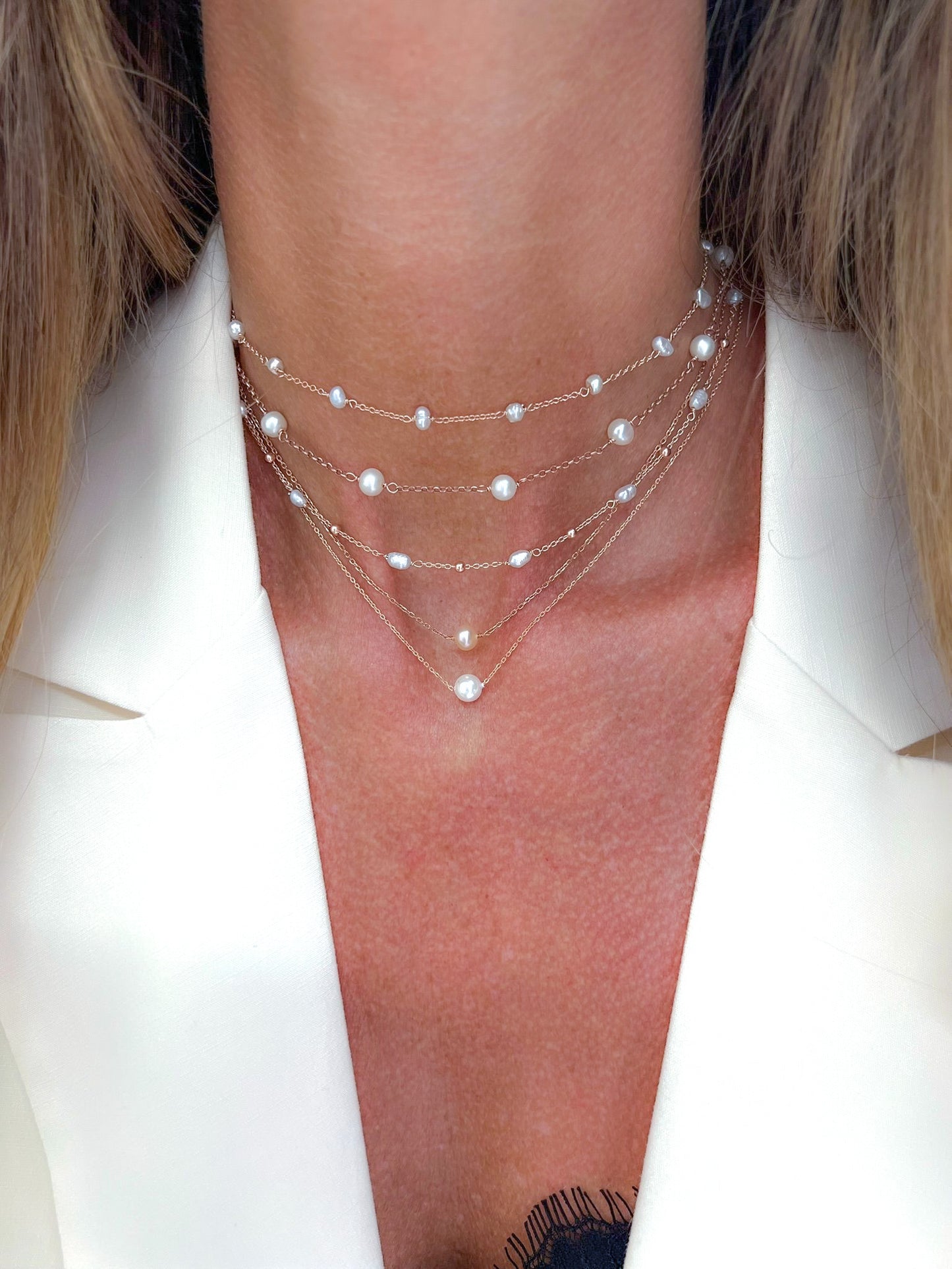 Collana micro perle risino irregolari bianche alternate a sfere rose cm 33 - Lumiere Bijoux