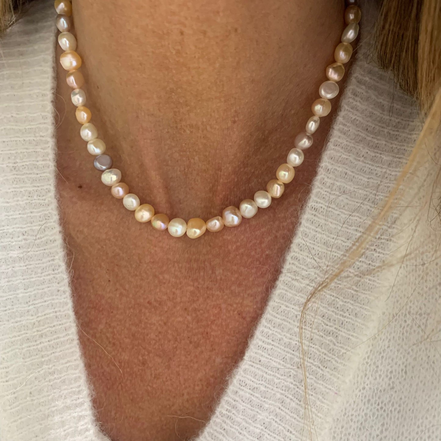 Collana perle tonde irregolari da circa 0,4 cm bianco , rosa , beige e lilla cm 35 più 5 di allungamento rosè