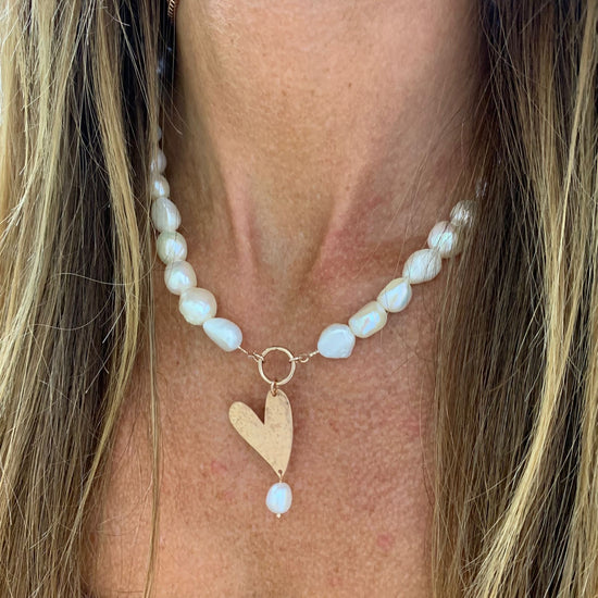 Collana perle barocche bianche da 1.2 mm cm40 più 5 di allungamento con maxi cuore battuto da 2,5 cm rosé