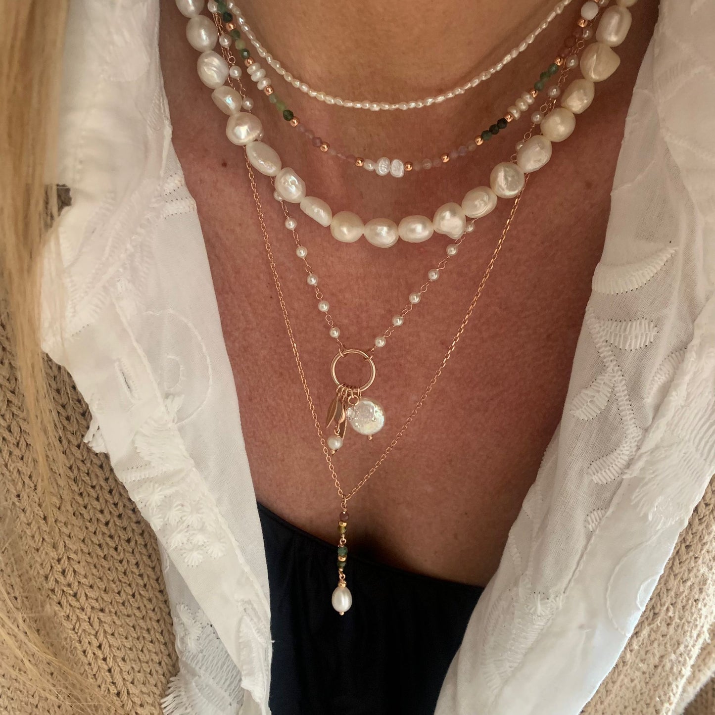 Collana Rosario di perle bianche con pendenti piuma e perla tonda con punti luce cm 40 più 5 di allungamento rosè