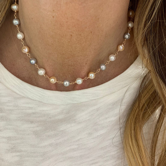 Collana alternata da perle bianche, rosa e grigie diametro 0,5 mm base rosè cm 38 più 10 di allungamento