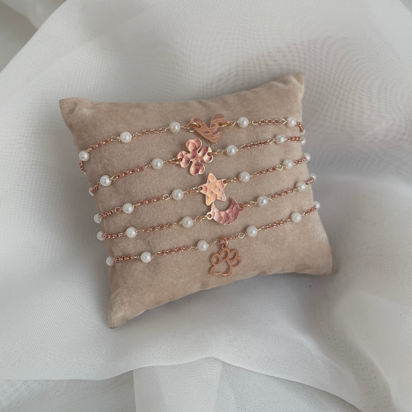 Bracciale rado perle con soggetto da 1 cm battuto in linea cm 17 - Lumiere Bijoux