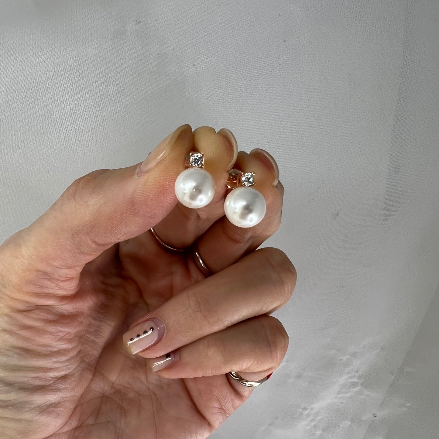 Coppia orecchini micro punto luce a lobo con perla tonda bianca diametro 0,5 cm - Lumiere Bijoux