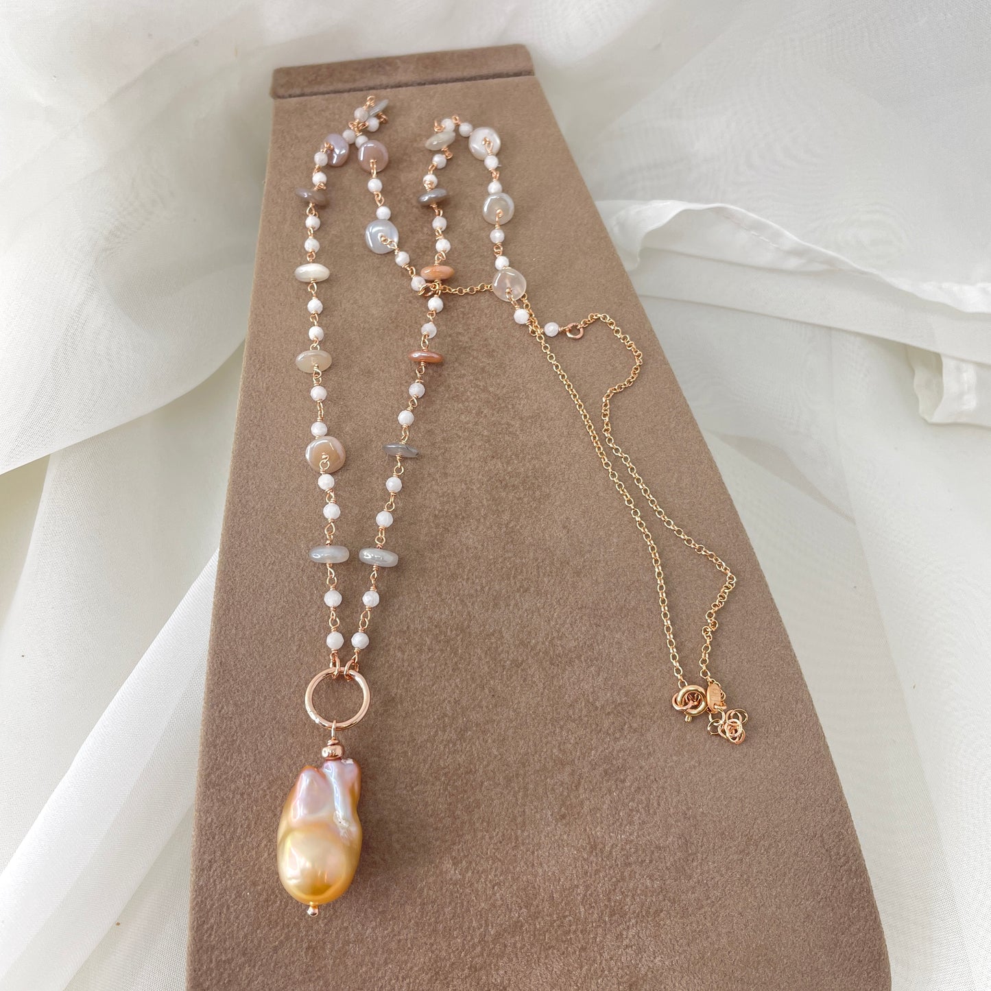 Collana lunga cm 70 con rondelle di pietra di luna alternata da cristalli bianchi e maxi perla barocca rosa base argento rosé - Lumiere Bijoux