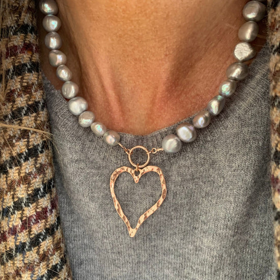 Collana perle tonde grigie irregolari da circa 0,6 mm con cuore vuoto battuto da 3 cm rosè cm 38 più 5 di allungamento