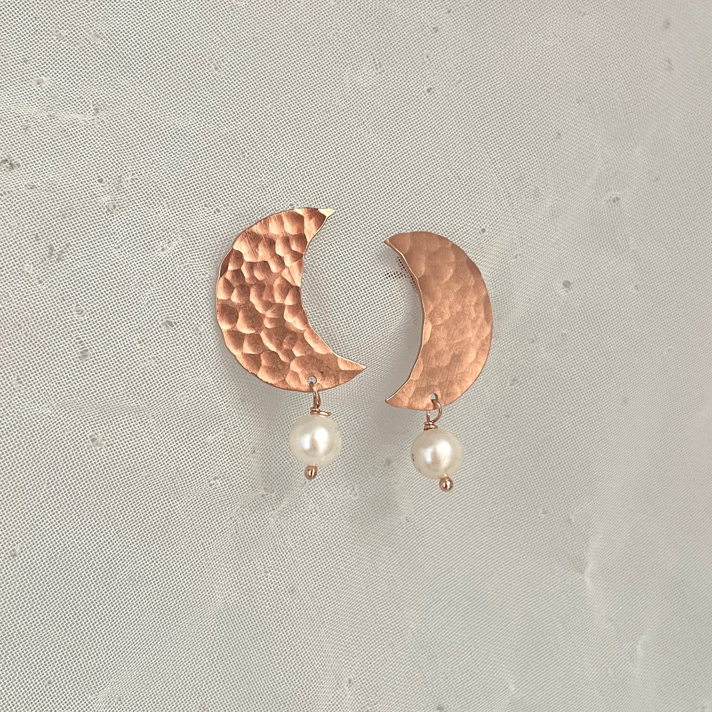 Coppia orecchini mezzaluna battuta a lobo da 2 cm con perla bianca tonda pendente