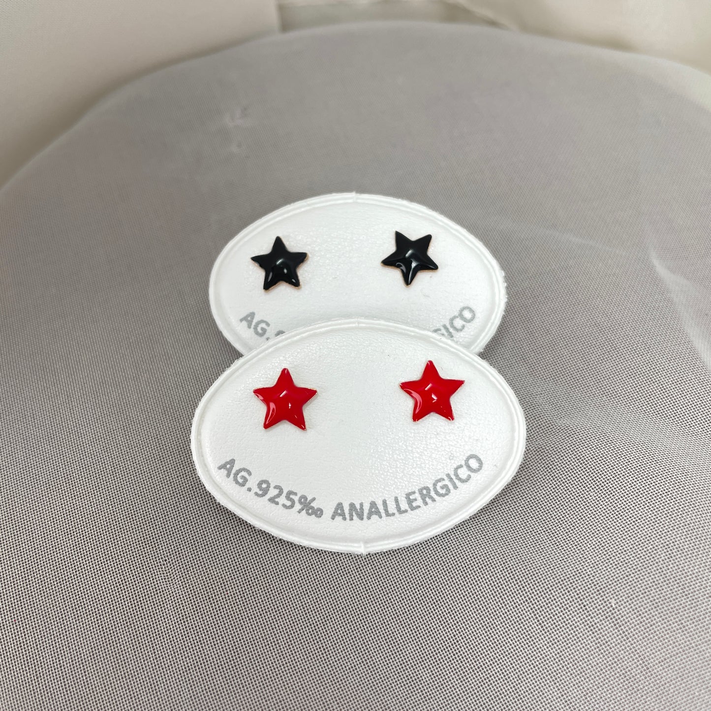 Coppia orecchini lobo stella da 0,8 mm bombata smaltati rosso o nero - chiusura farfallina - Lumiere Bijoux